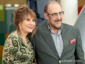 Gláucia surpreende Jonas ao surgir de braço dado com Jack (Foto: Felipe Monteiro / TV Globo)