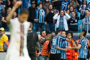 Grêmio vence o Fluminense na Arena e entra no G4