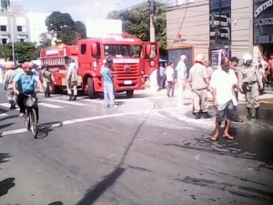 Carro pega fogo no centro de Itaperuna, RJ