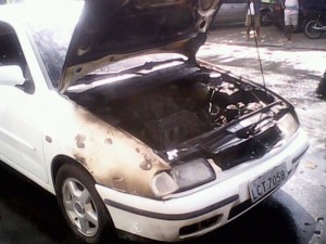 Carro pega fogo no centro de Itaperuna, RJ