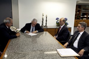 MPRJ assina escritura de terreno para construção de sede em Pádua - Fotos: Vivian Fernandez MPRJ assina escritura de terreno para construção de sede em Pádua - Fotos: Vivian Fernandez
