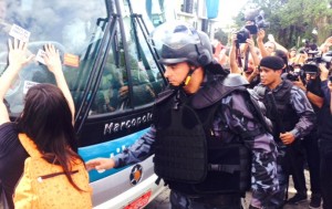 Protesto contra a Copa do Mundo bloqueia ônibus da Seleção Brasileira