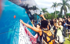 Manifestantes tiveram contato com o ônibus dos jogadores (Foto: Marcelo Baltar)