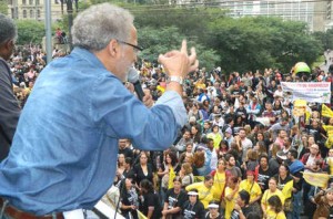 Professores municipais em greve manifestam em São Paulo