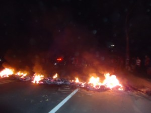 Moradores fecham a BR-356 em protesto por causa dos constantes acidentes próximo a Retiro do Muriaé, em Itaperuna