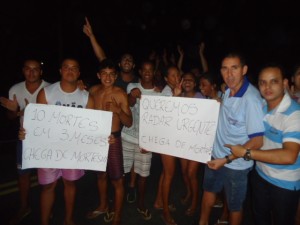 Moradores fecham a BR-356 em protesto por causa dos constantes acidentes próximo a Retiro do Muriaé, em Itaperuna