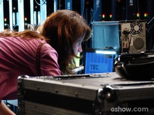 Manu consegue passar por segurança e tem acesso a computador da palestra (Foto: Geração Brasil/TV Globo) Manu consegue passar por segurança e tem acesso a computador da palestra (Foto: Geração Brasil/TV Globo)