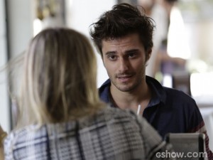 Martin tenta fazer Kellen desistir do plano do casamento megalomaníaco (Foto: Fábio Rocha/ TV Globo)