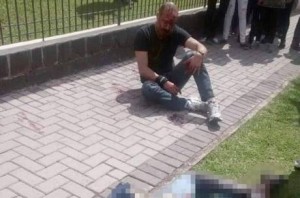 Napoleão Seki Júnior ficou sentado na calçada esperando o socorro