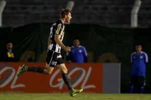 Botafogo vence o Palmeiras fora de casa e respira no Campeonato Brasileiro