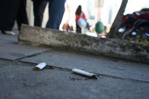 Câmara deve aprovar multa para quem jogar pontas de cigarros nas ruas