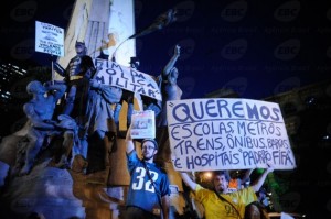 Protesto contra a Copa e de professores no Rio de Janeiro