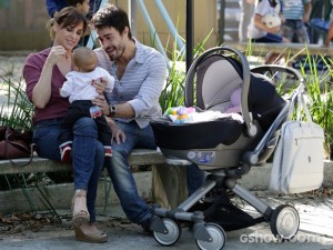 Raissa e João Luiz aproveitam o filho na praça (Foto: Fábio Rocha / TV Globo)