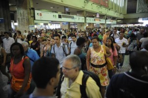 Rio de Janeiro acorda sem ônibus devido à paralisação dos rodoviários