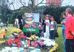 Fãs do piloto foram até o cemitério onde ele está enterrado em São Paulo para fazer homenagens