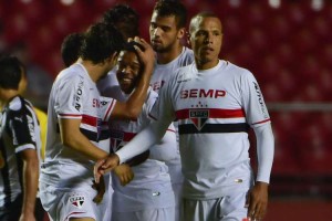 São Paulo vence o Atlético-MG e divide liderança do Brasileirão provisoriamente com o Cruzeiro