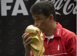 Chega em Brasília a Taça da Copa do Mundo, depois de percorrer 25 capitais brasileiras Chega em Brasília a Taça da Copa do Mundo, depois de percorrer 25 capitais brasileiras