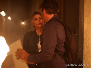 Thomaz consegue salvar Heloísa do incêndio (Foto: Pedro Curi/TV Globo)