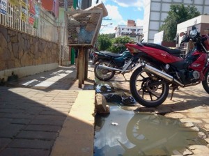 VC Repórter: Esgoto inferniza comerciantes e pedestres na Rua 10 de Maio VC Repórter: Esgoto inferniza comerciantes e pedestres na Rua 10 de Maio