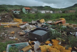 VC Repórter: Moradores da Cehab reclamam de acúmulo de lixo em Itaperuna, RJ