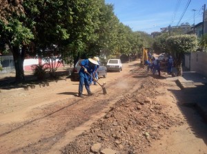 VC Repórter: Homens preparam rua na Cehab para receber asfaltamento