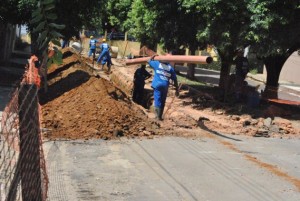 VC Repórter: Homens preparam rua na Cehab para receber asfaltamento