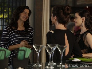 Verônica pergunta com entusiasmo sobre a recuperação de Cadu (Foto: Fábio Rocha / TV Globo) Verônica pergunta com entusiasmo sobre a recuperação de Cadu (Foto: Fábio Rocha / TV Globo)