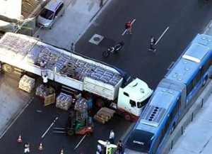 Carreta enguiça e bloqueia a passagem do BRT no Rio de Janeiro