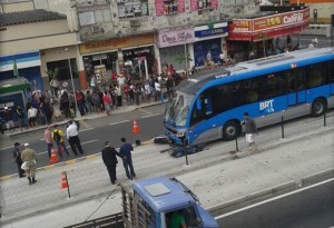Acidente envolvendo moto e BRT mata um e deixa dois feridos na Taquara (Foto: Letícia Souza)