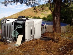 Carreta desgovernada sai da pista e mata motorista na BR-116 Carreta desgovernada sai da pista e mata motorista na BR-116