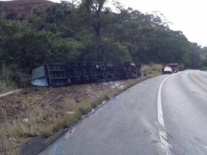 Carreta desgovernada sai da pista e mata motorista na BR-116 Carreta desgovernada sai da pista e mata motorista na BR-116