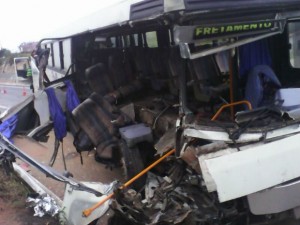 Segundo o Corpo de Bombeiros, dez pessoas ficaram feridas. (Foto: Peterson Grecco/TV Vanguarda)