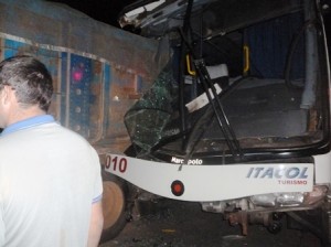 Acidente com ônibus de estudantes de Itaocara e um caminhão deixa dois feridos