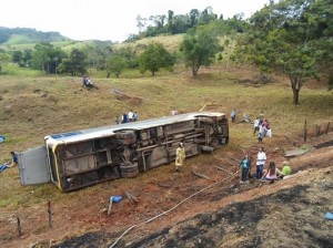Acidente com ônibus na Br-356 tira a vida de duas pessoas e deixa vários feridos em Itaperuna - Foto: Leandro Vieira/Rádio Itaperuna