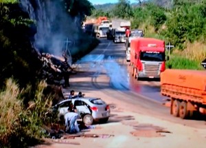 Acidente com três carretas mata duas pessoas na BR-364 Acidente com três carretas mata duas pessoas na BR-364